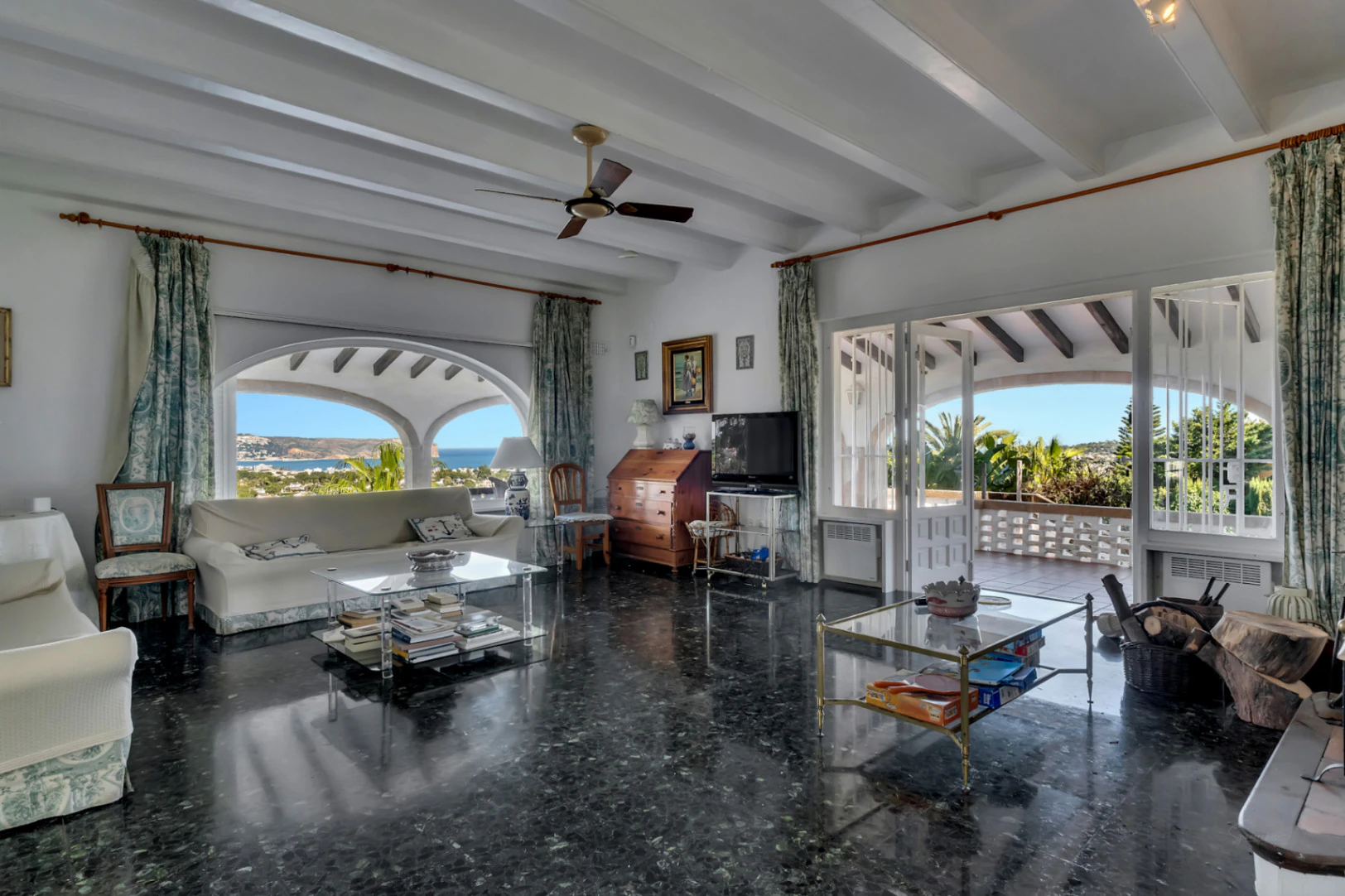 Stunning villa with amazing sea views in the El Tosalet urbanization.