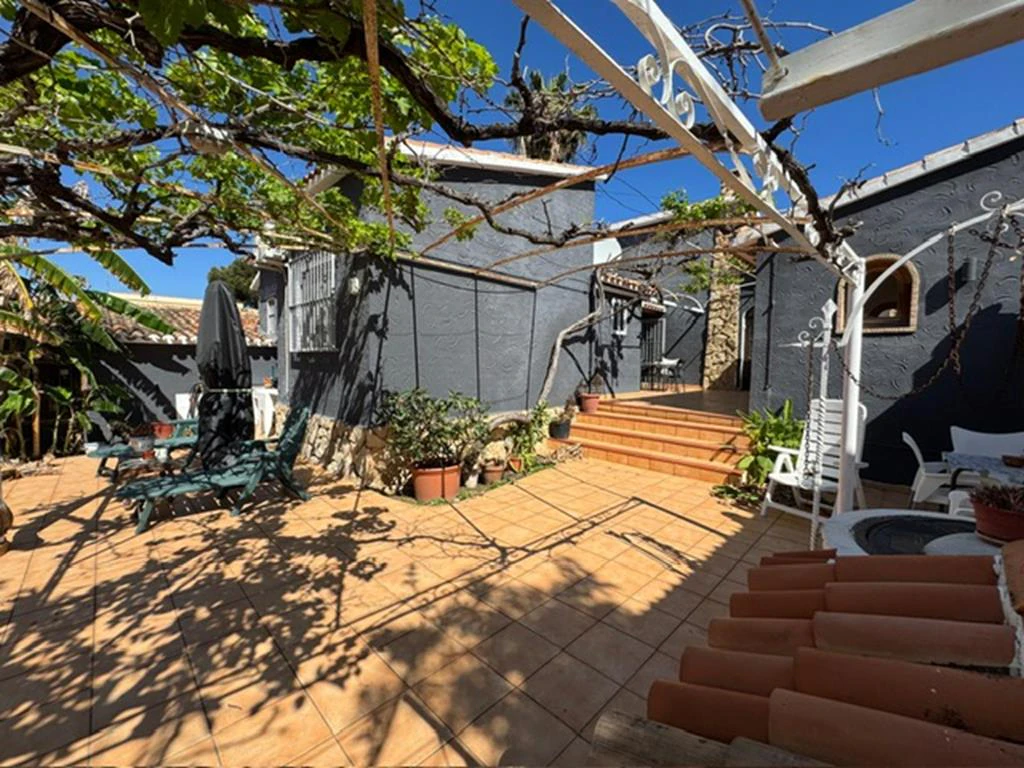 Independent chalet with large plot and private pool in Las Marinas - Dénia
