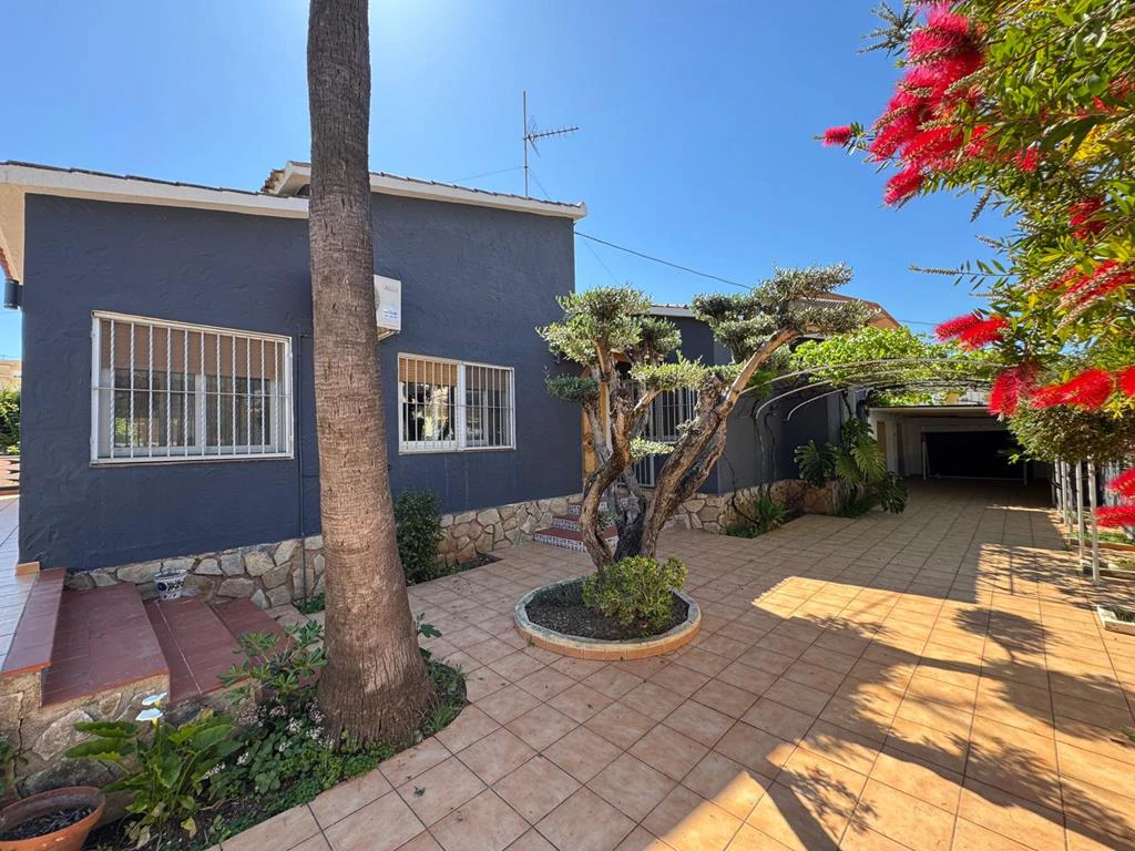 Independent chalet with large plot and private pool in Las Marinas - Dénia