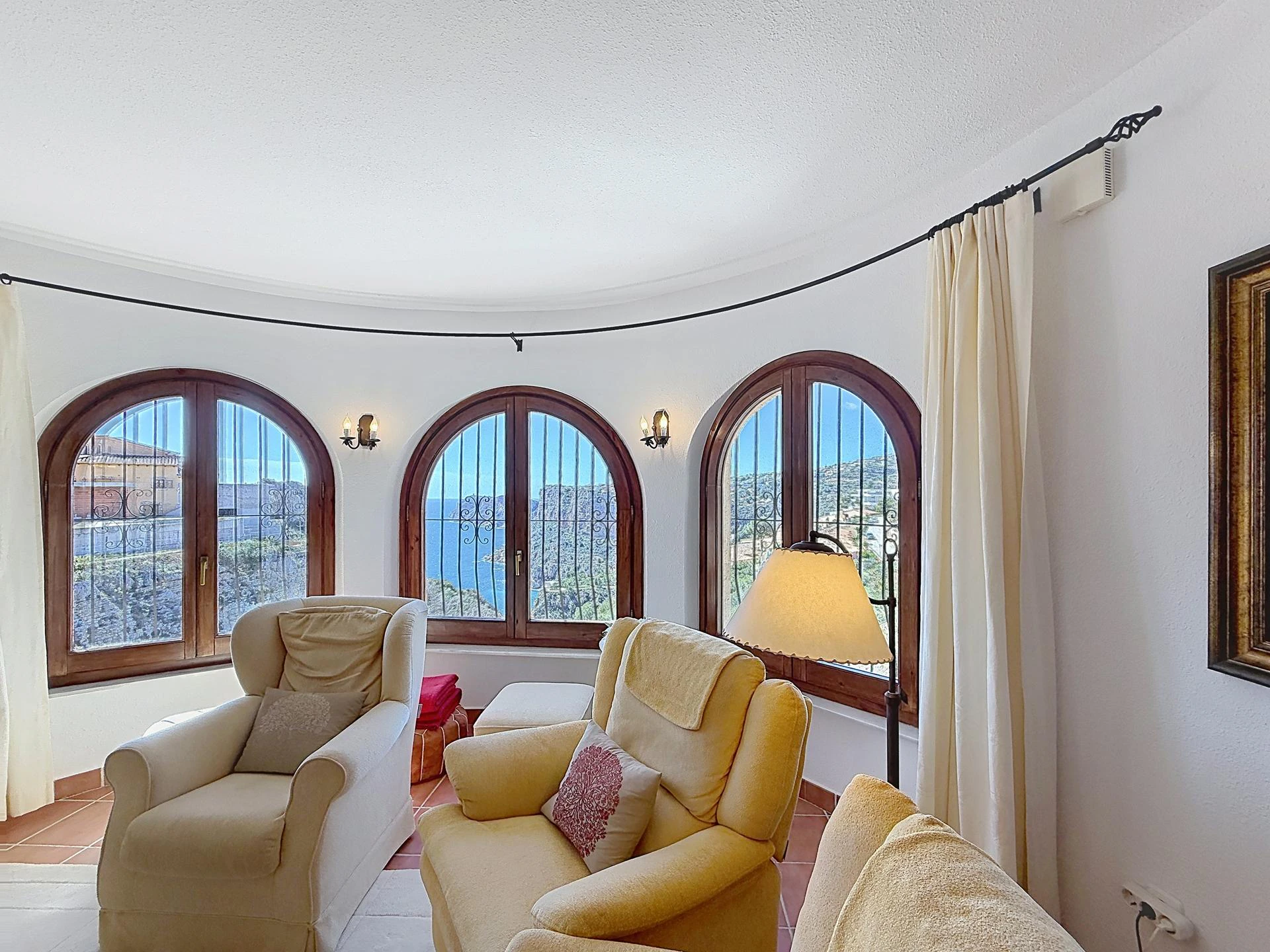Cumbre del Sol villa with spectacular views of the sea and cliffs.