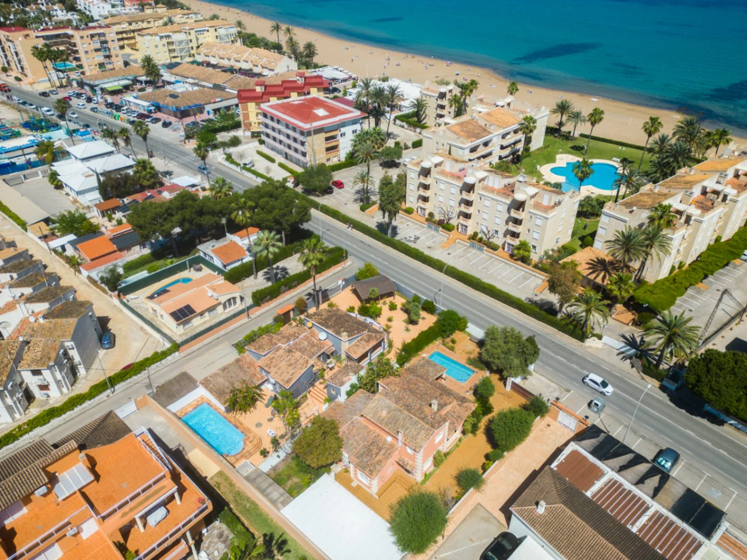 Independent chalet with large plot and private pool in Las Marinas - Dénia