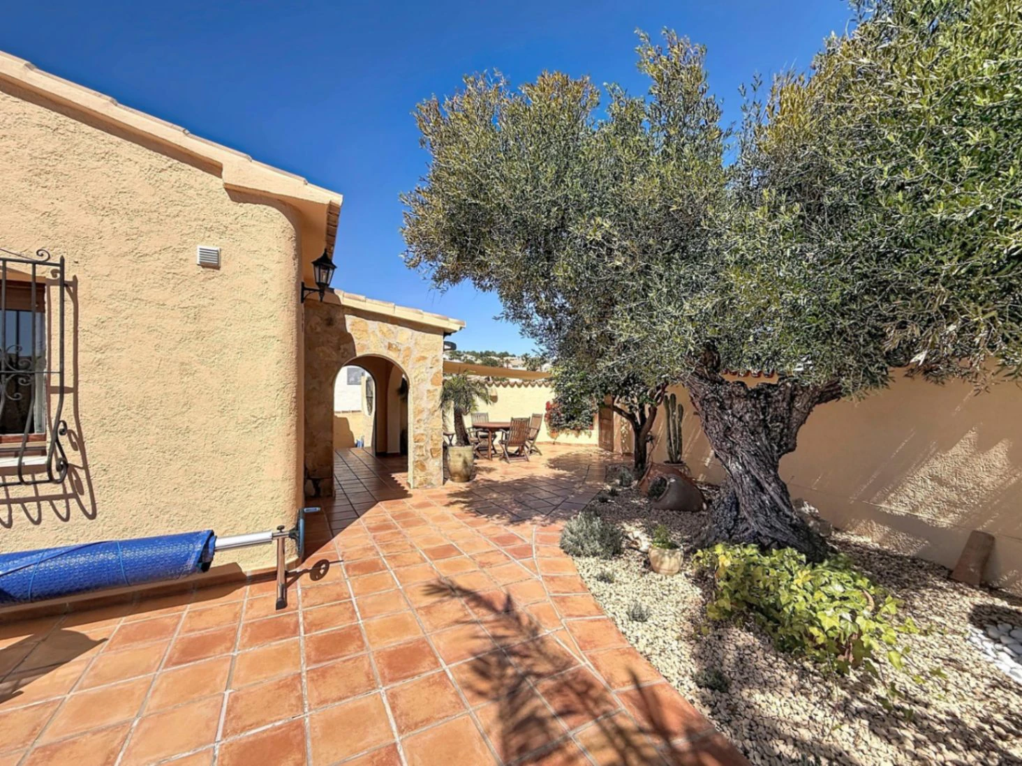Cumbre del Sol villa with spectacular views of the sea and cliffs.