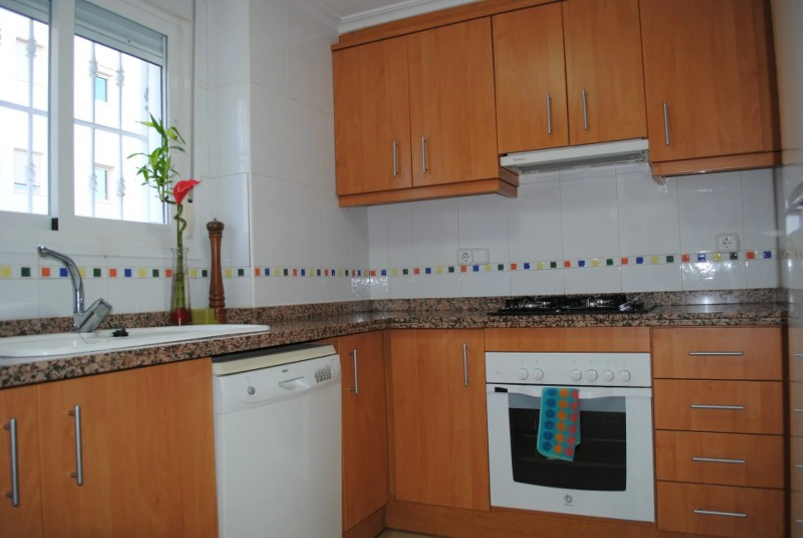 Apartment in Denia on the ground floor with 2 bedrooms and a private terrace for sale.