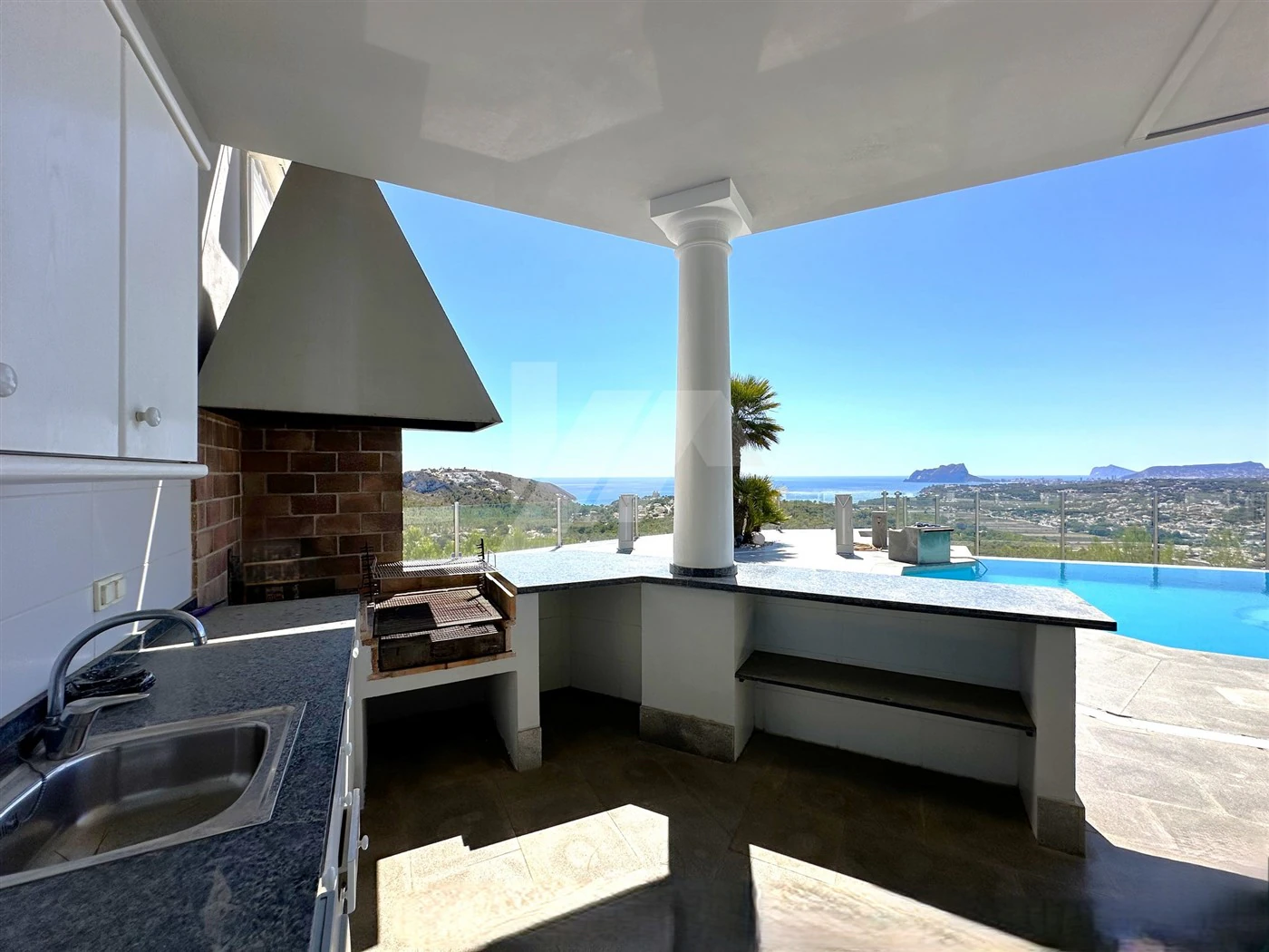 Villa met panoramisch zeezicht te koop in Moraira, Costa Blanca.