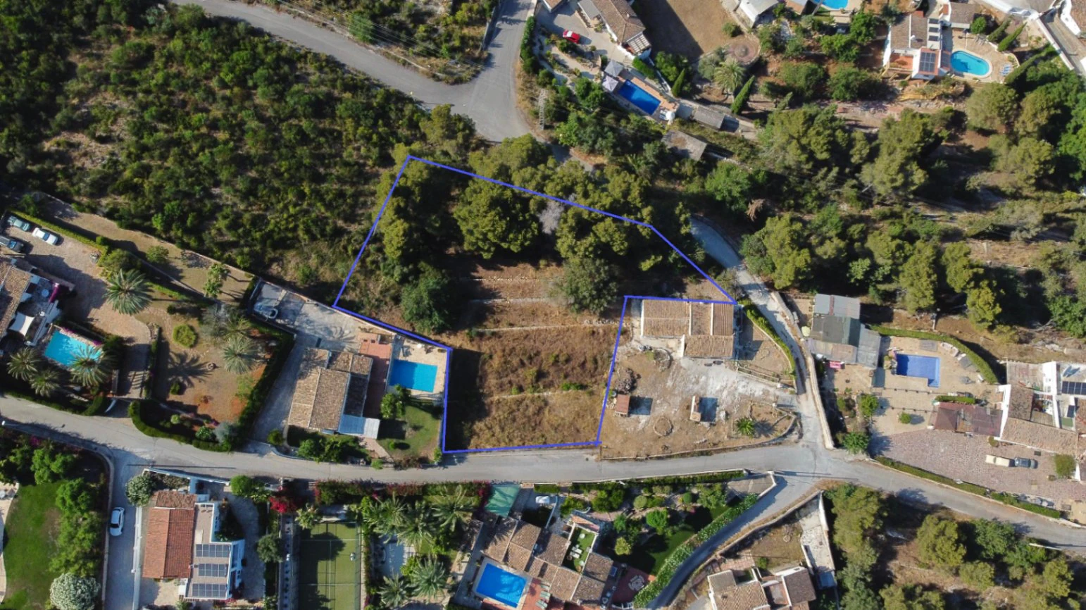 Plot located a short distance from the old town of Javea with a preliminary project.