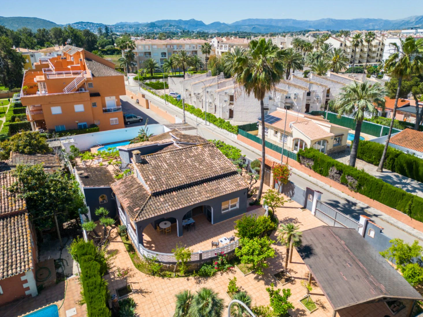 Independent chalet with large plot and private pool in Las Marinas - Dénia