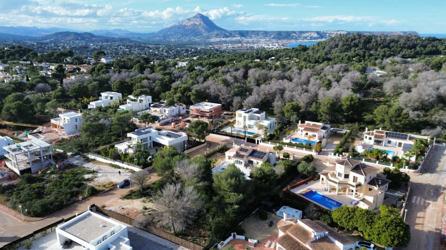 Plot for Sale in La Cala, Jávea – 1078 m² with Build Potential of 323 m² and Private Pool