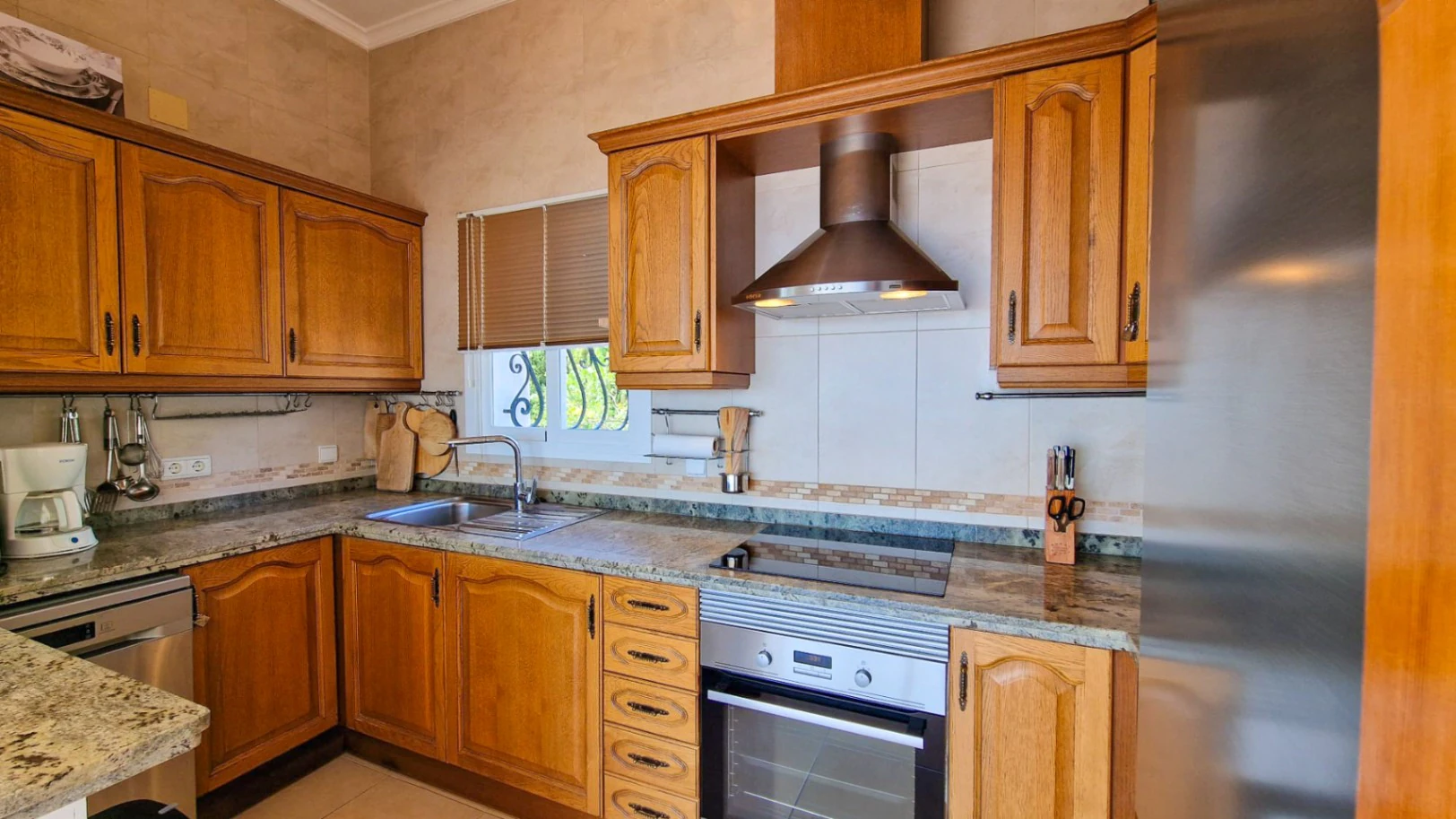 Spacious 4-Bedroom Villa for Sale – 820 m Plot | Costa Blanca