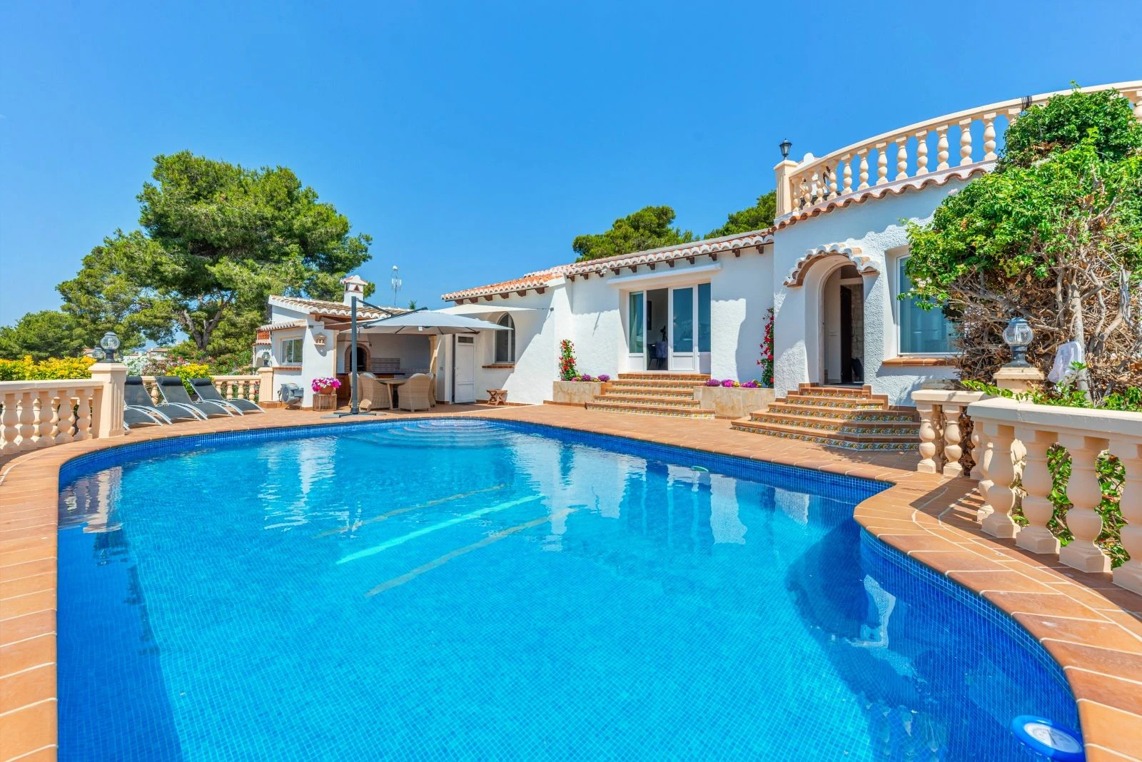 Traditional villa with sea views and a lot of privacy for sale in Jávea.