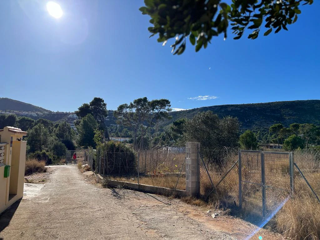 Finca en un terreno rústico en venta en Denia