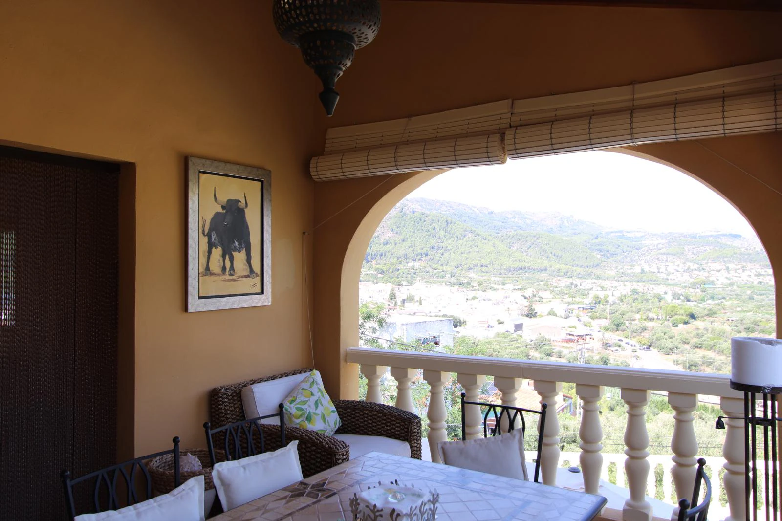 Beeindruckende Villa mit 3 Schlafzimmern zu verkaufen, mit Blick auf das Tal und einer separaten Gästewohnung.