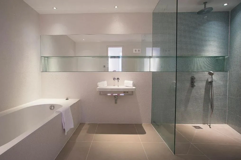 Luxurious modern frontline villa with stunning sea views