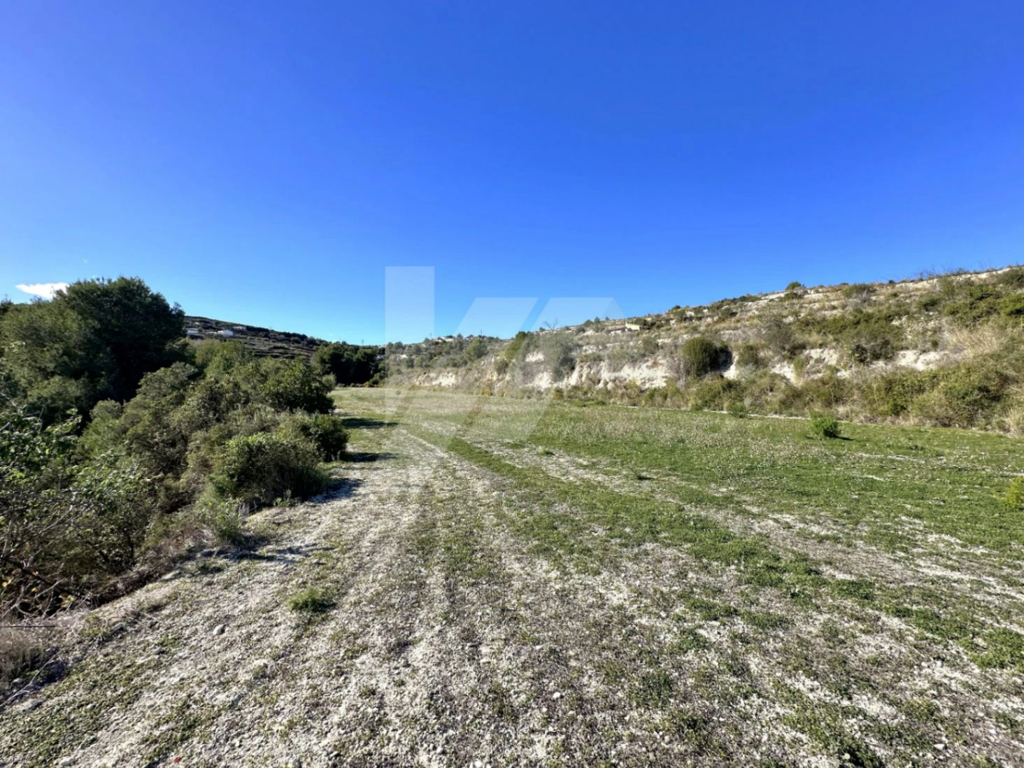 Rustic plot for sale in Teulada-Moraira, peaceful surroundings and close to the coast.