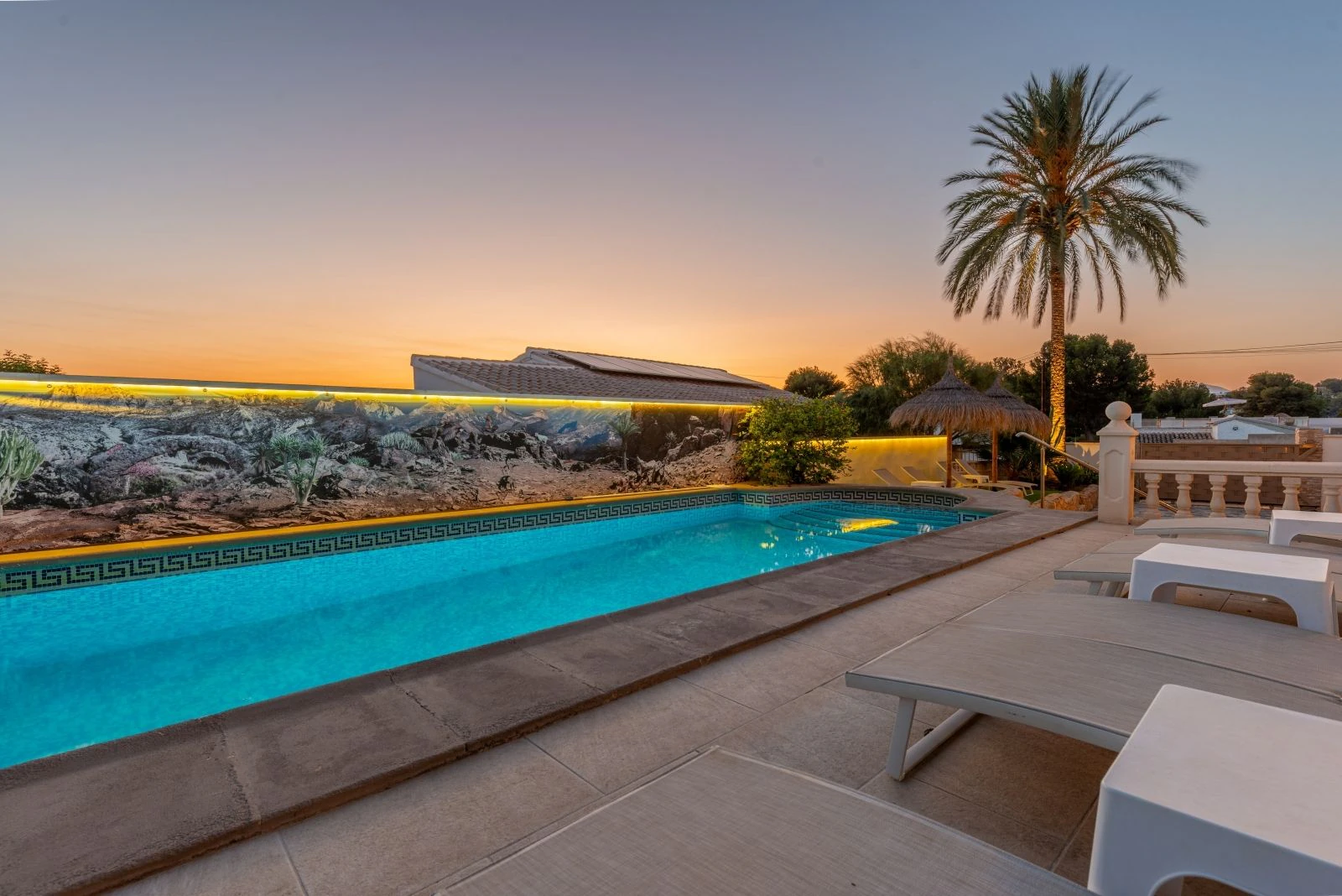 Spacious villa with 7 bedrooms, a step away from the center of Moraira.