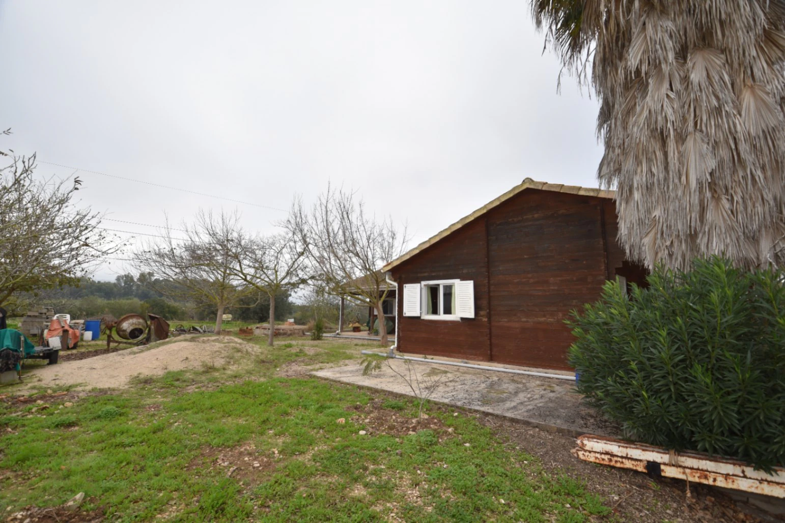 Maison sur un grand terrain urbain