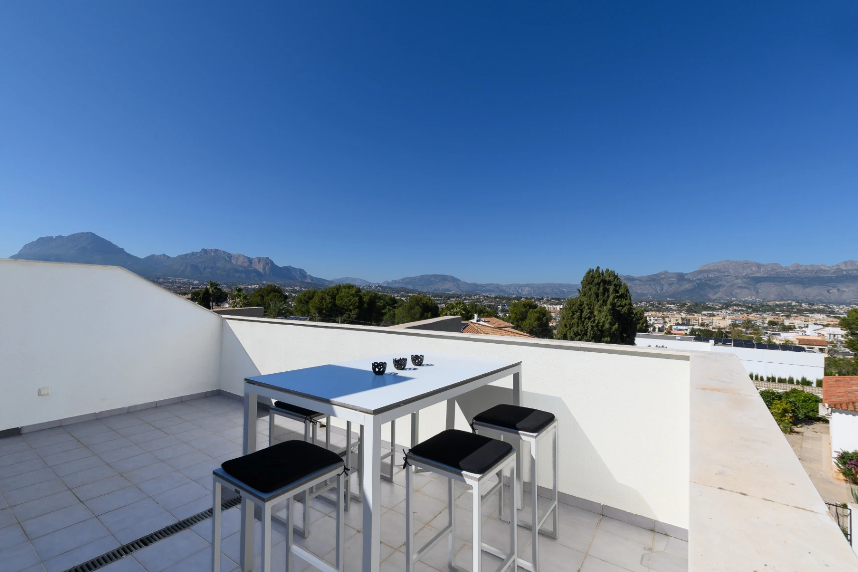 Modernes Haus in Albir – 3 Schlafzimmer, eigenes Grundstück und fußläufig zur Stadt
