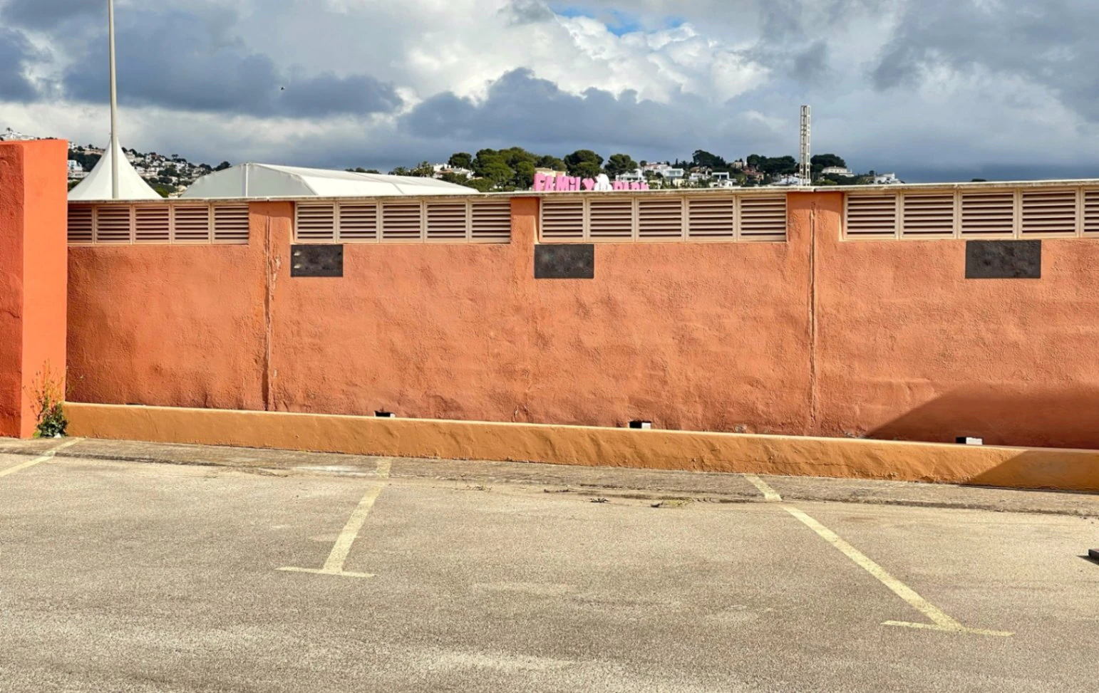LOCAL COMERCIAL EN MORAIRA CON LICENCIAS DE VENTA DE ALIMENTACION Y BEBIDAS ALCOHÓLICAS