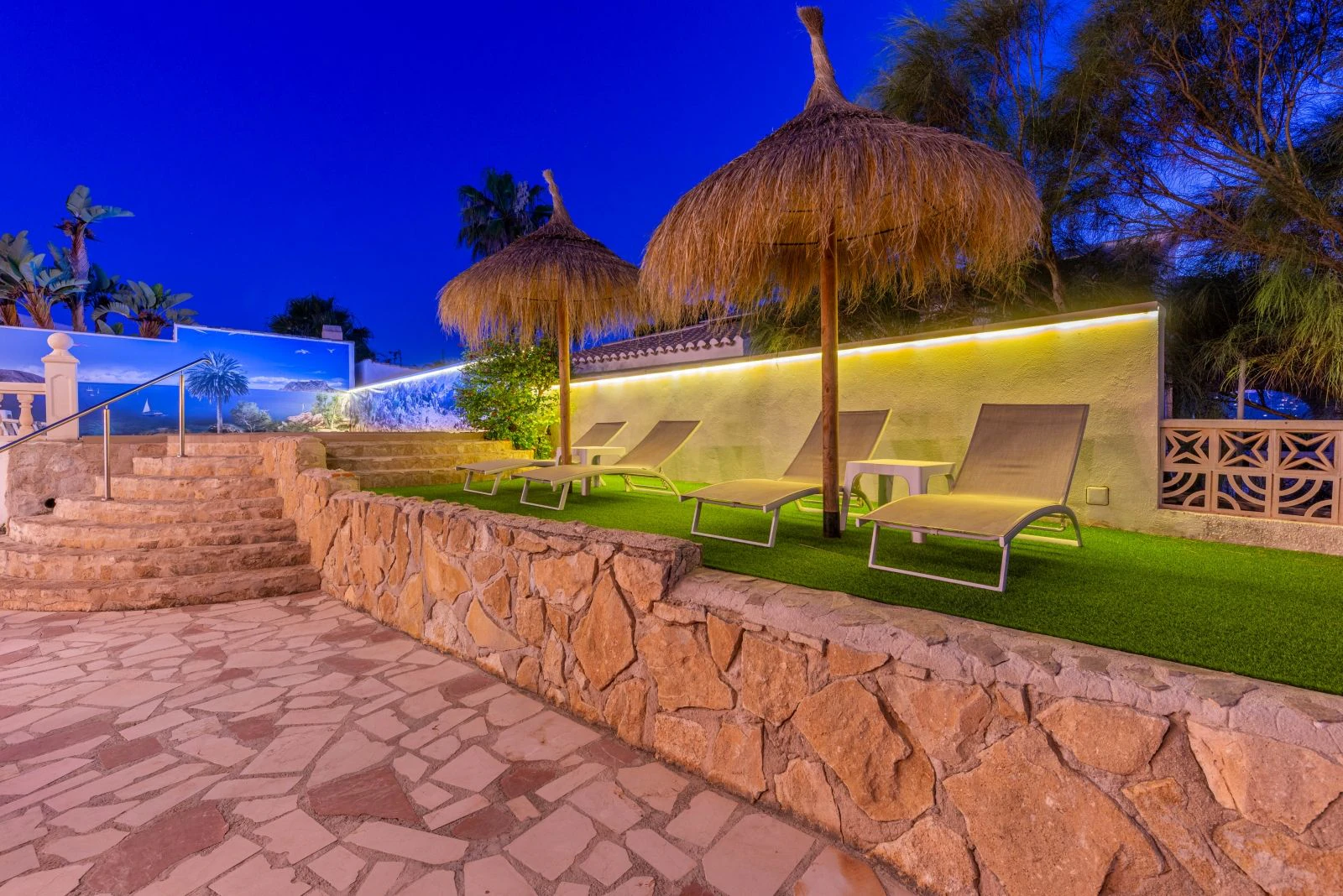 Spacious villa with 7 bedrooms, a step away from the center of Moraira.