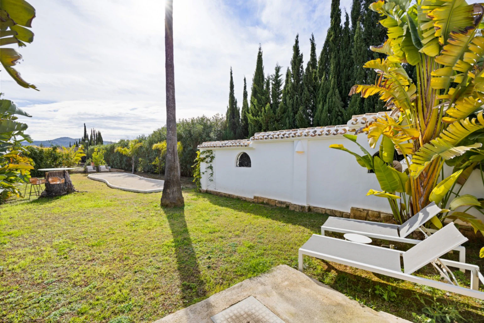 Renovated villa in the Montgo area with a separate guest house.