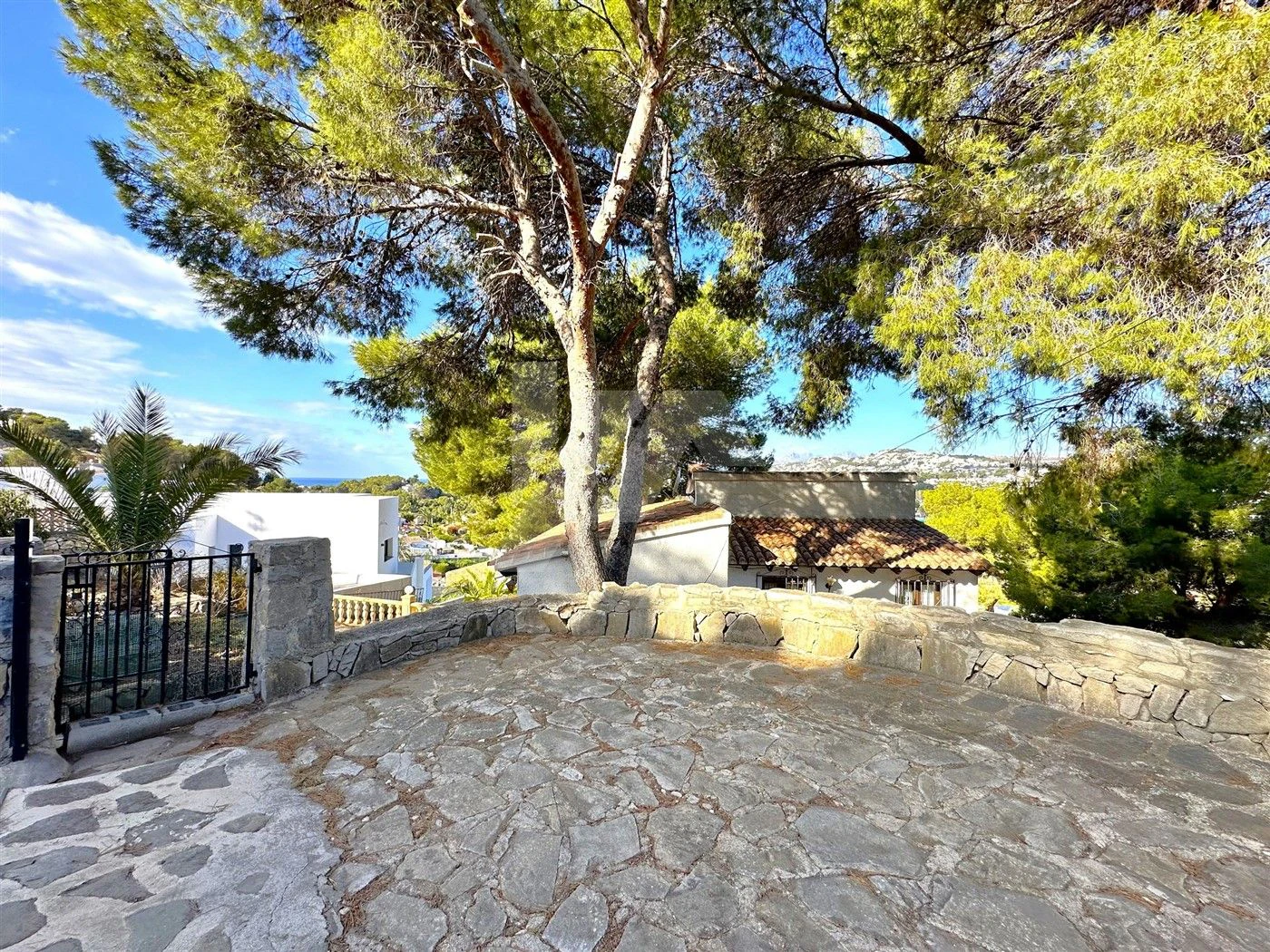 Villa te koop met zeezicht in Paichi, Moraira.