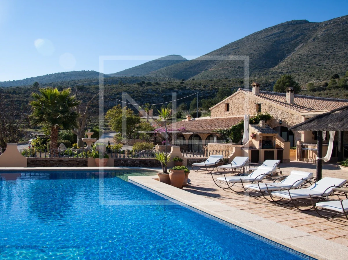 Luxe Villa Te Koop in Benissa met 8 Slaapkamers en Zwembad