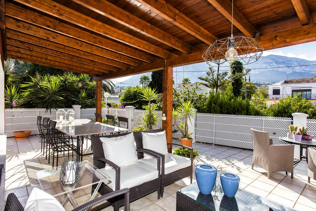 Villa with 2950 m² plot just 700 m from Marineta Cassiana, Dénia