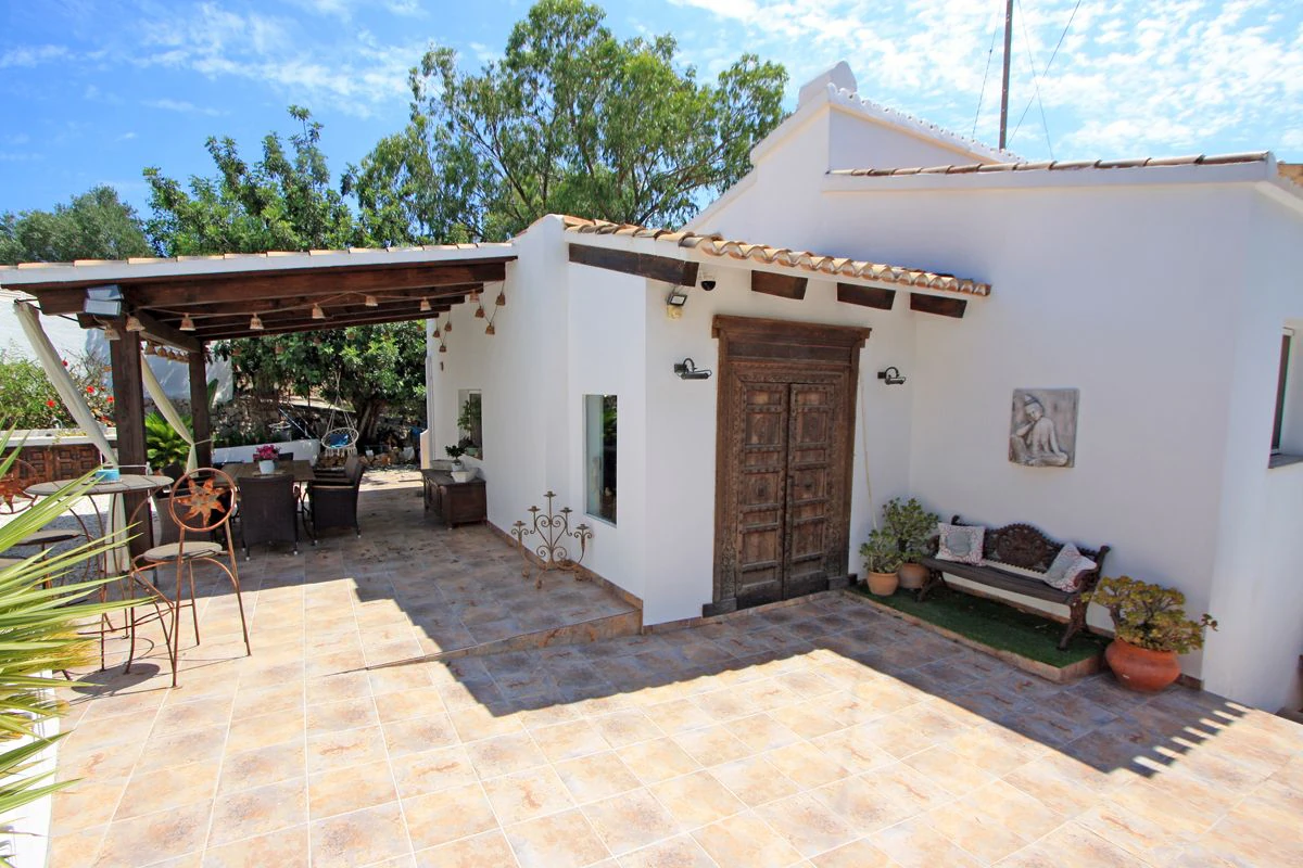 VILLA WITH OPEN VIEWS IN DÉNIA