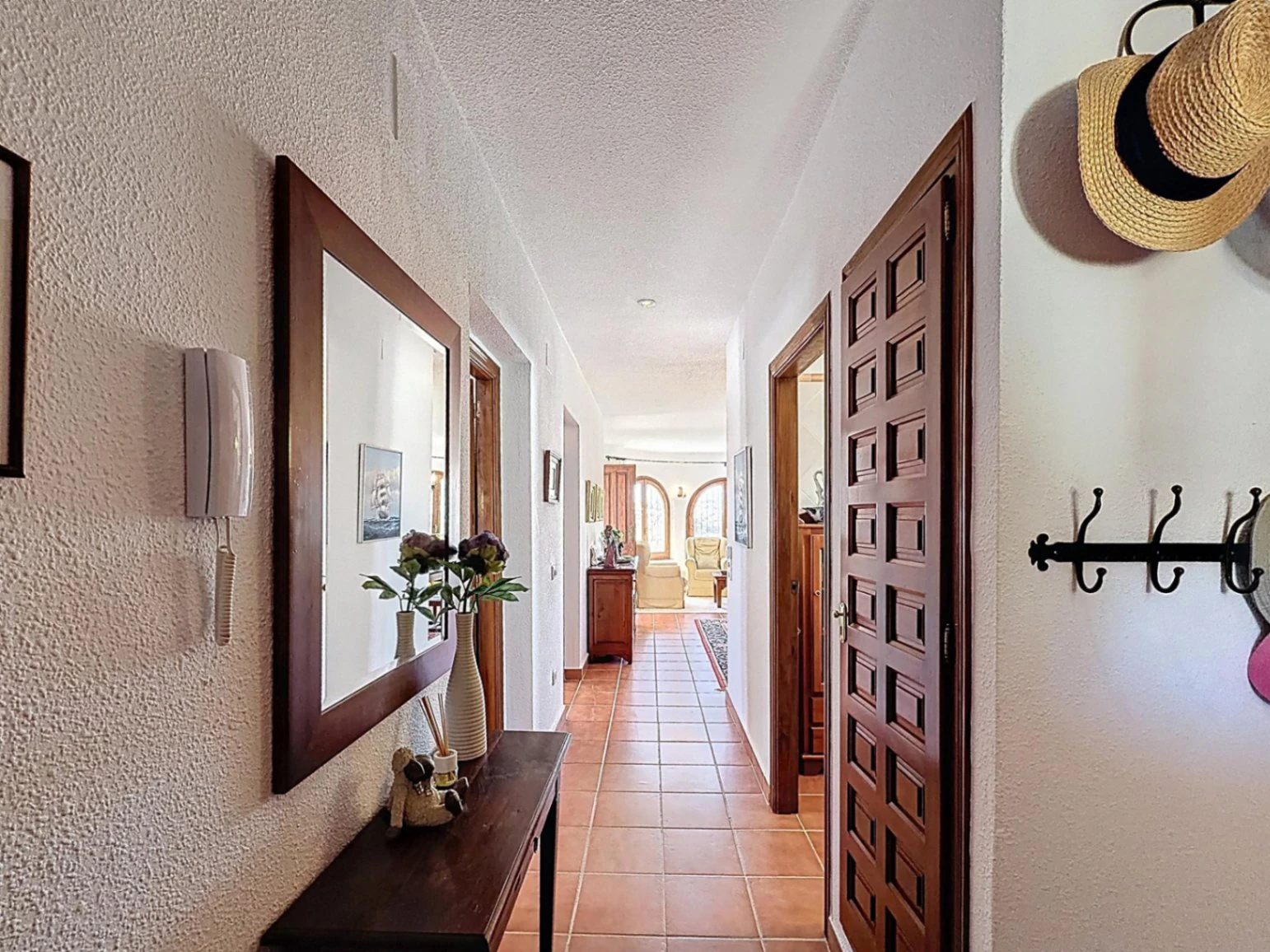 Cumbre del Sol villa with spectacular views of the sea and cliffs.