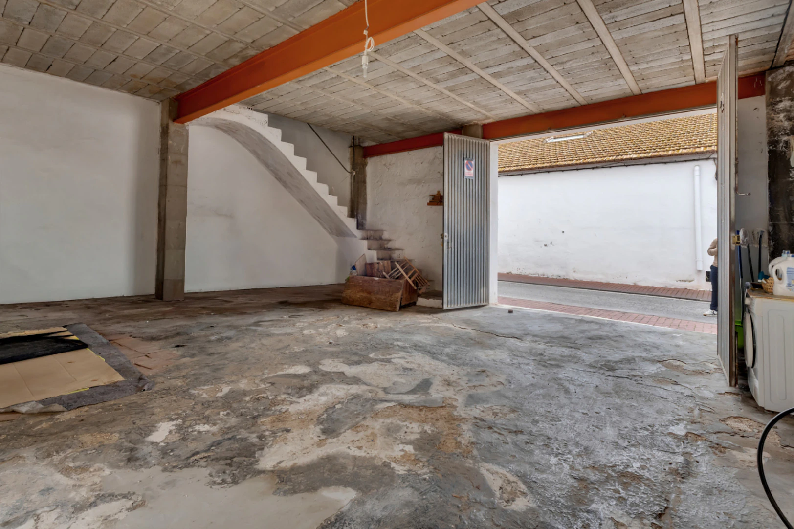 Village house with garage, spacious inner courtyard, and potential to expand the property.