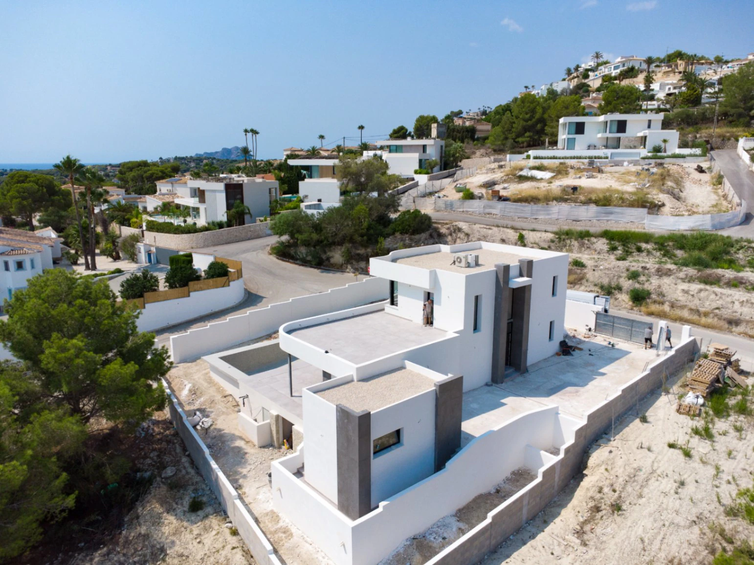Atemberaubende Villa mit freiem Blick auf die Berge und das Meer.