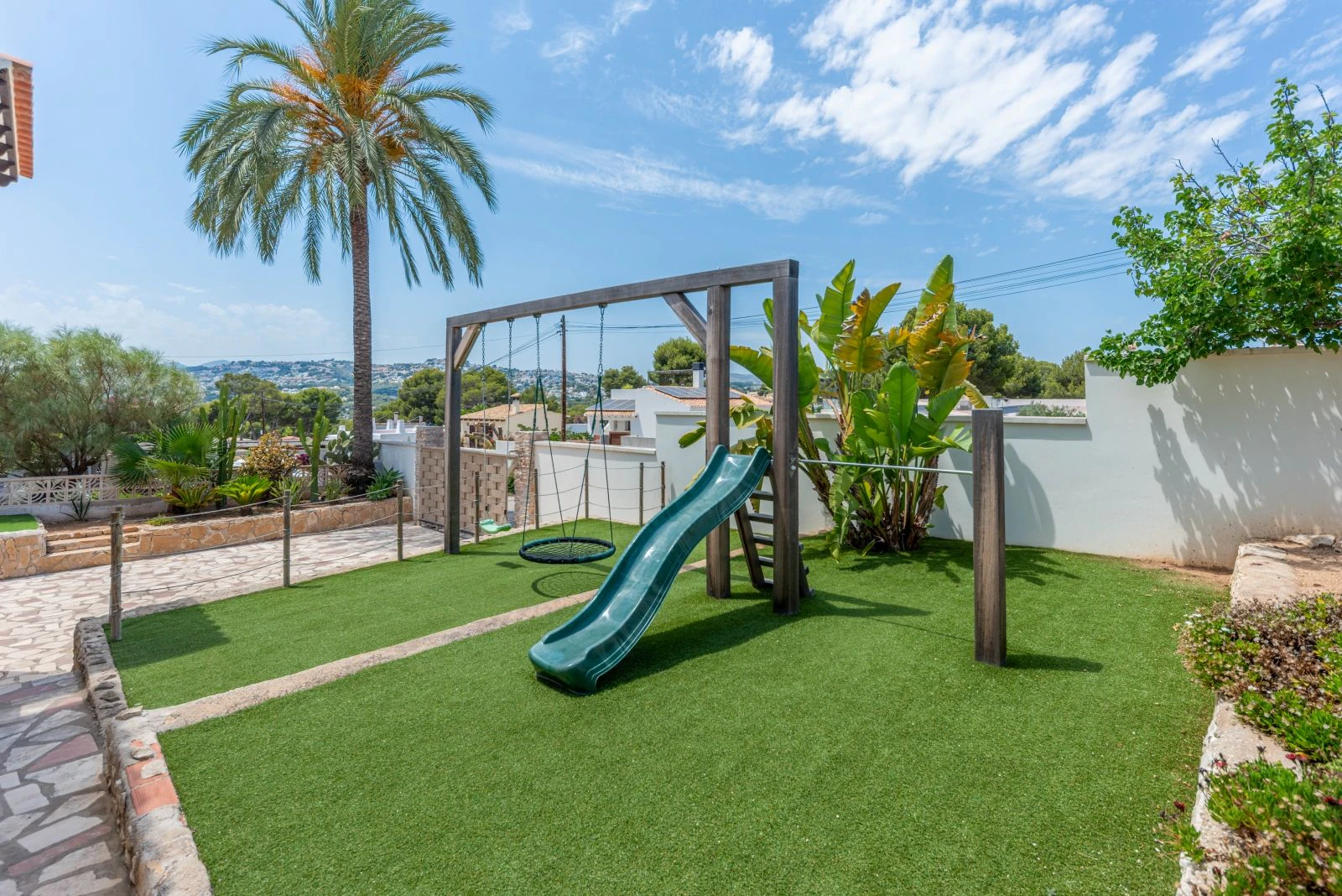 Spacious villa with 7 bedrooms, a step away from the center of Moraira.