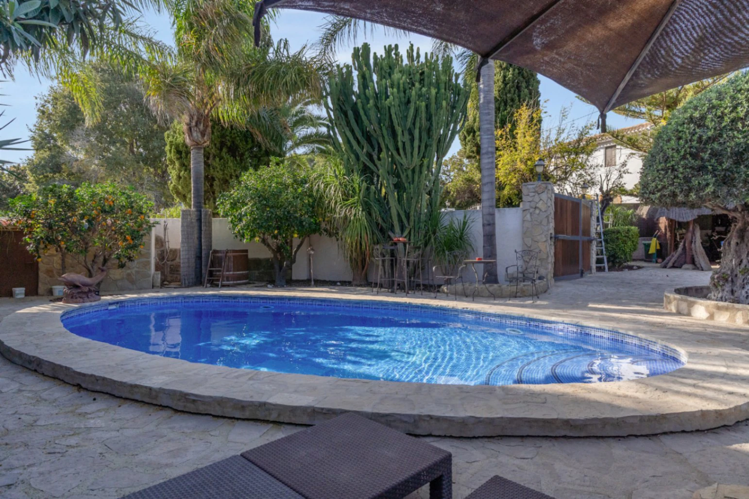 Villa avec appartement d'invités, entièrement rénovée et proche du centre historique de Jávea.