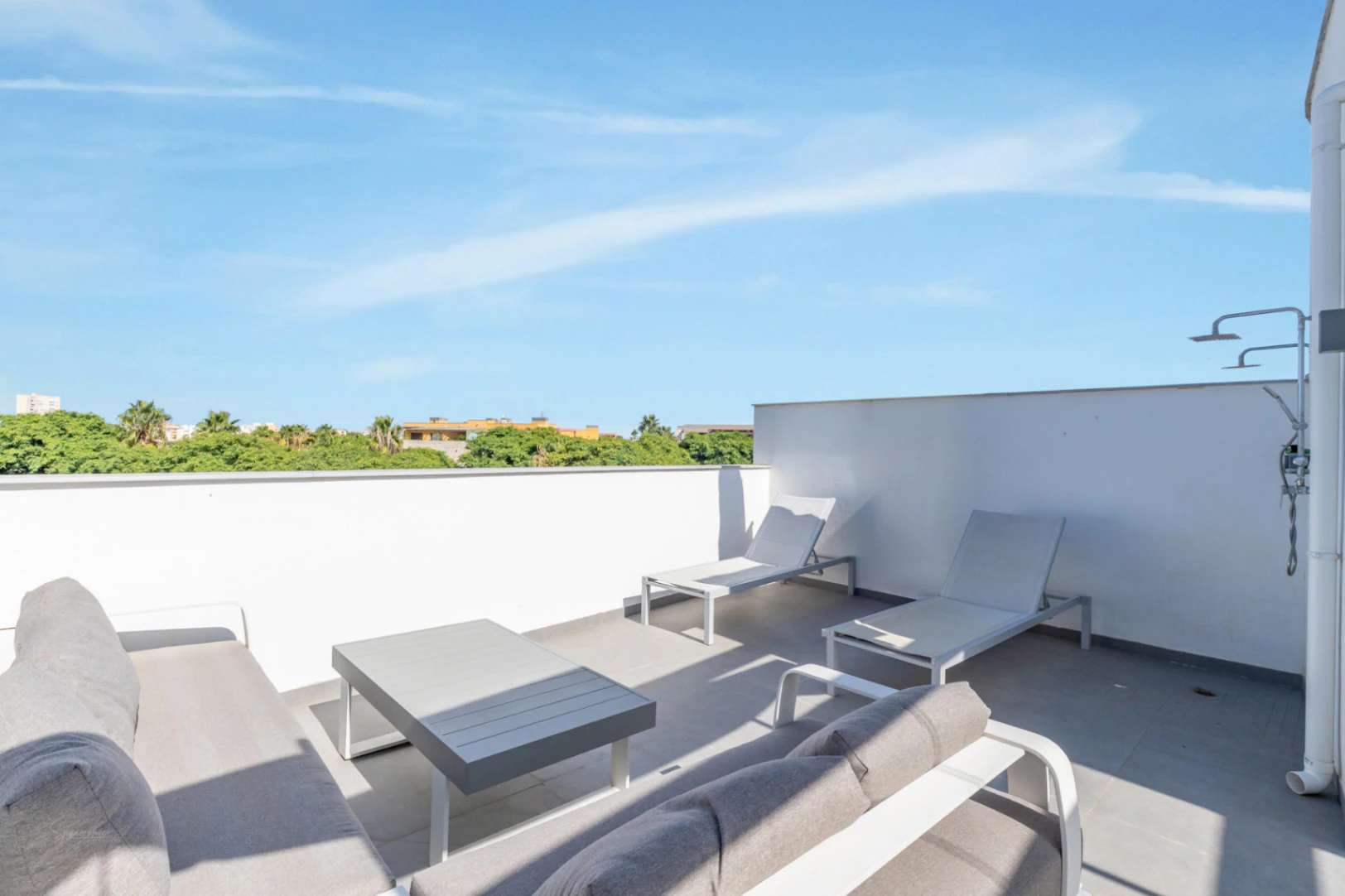 Modern 3-bedroom apartment with a large terrace.
