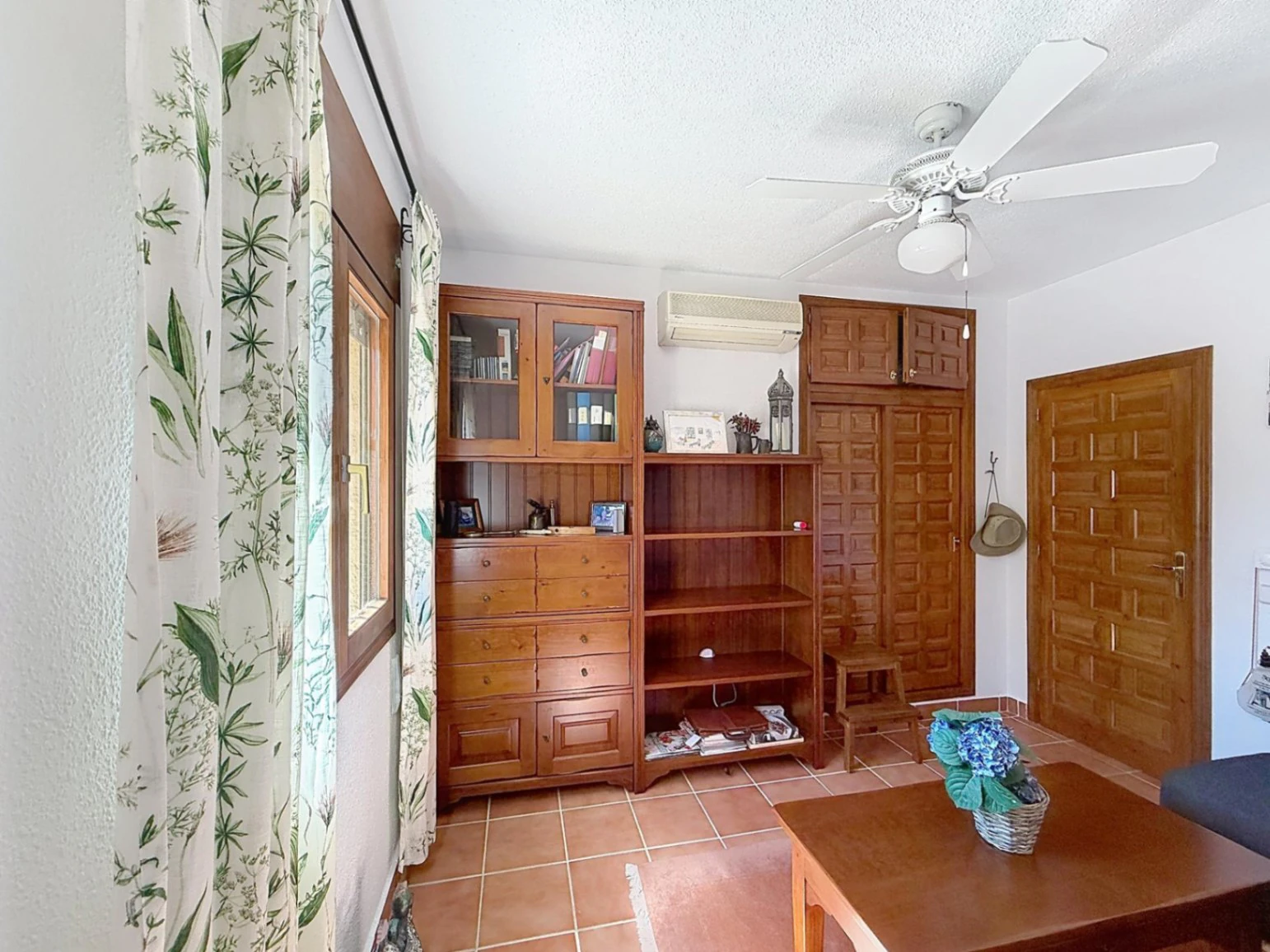 Cumbre del Sol villa with spectacular views of the sea and cliffs.
