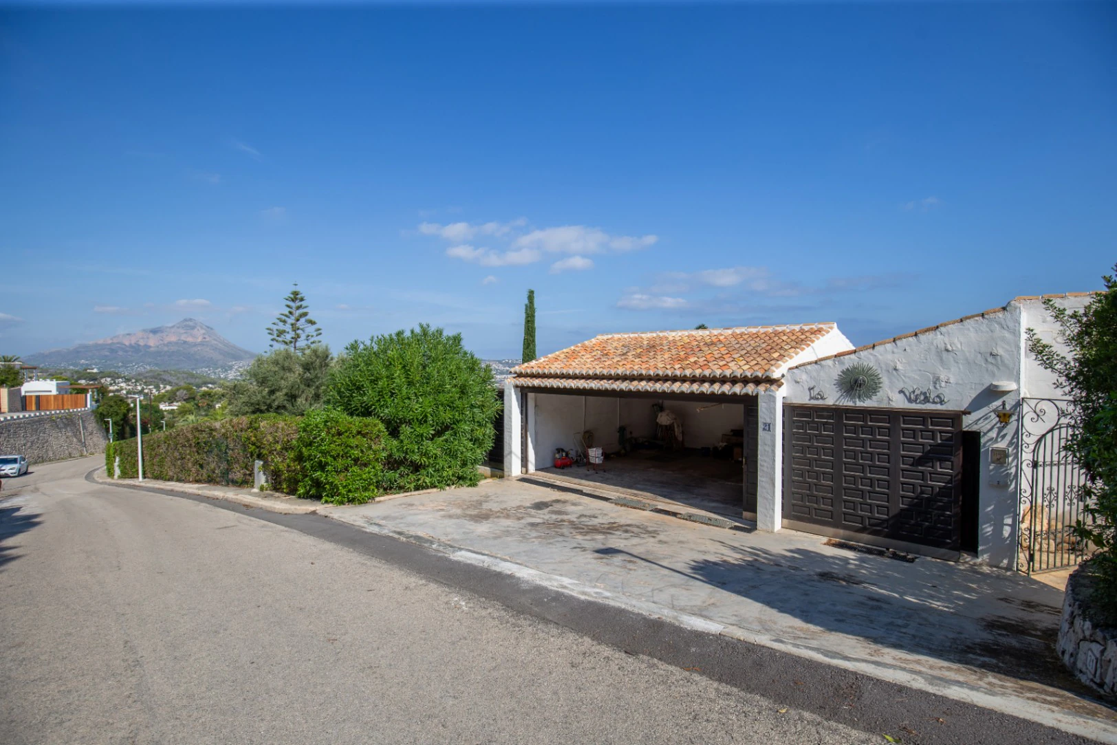 Villa with spectacular sea views in the 'El Tosalet' urbanization in Jávea.