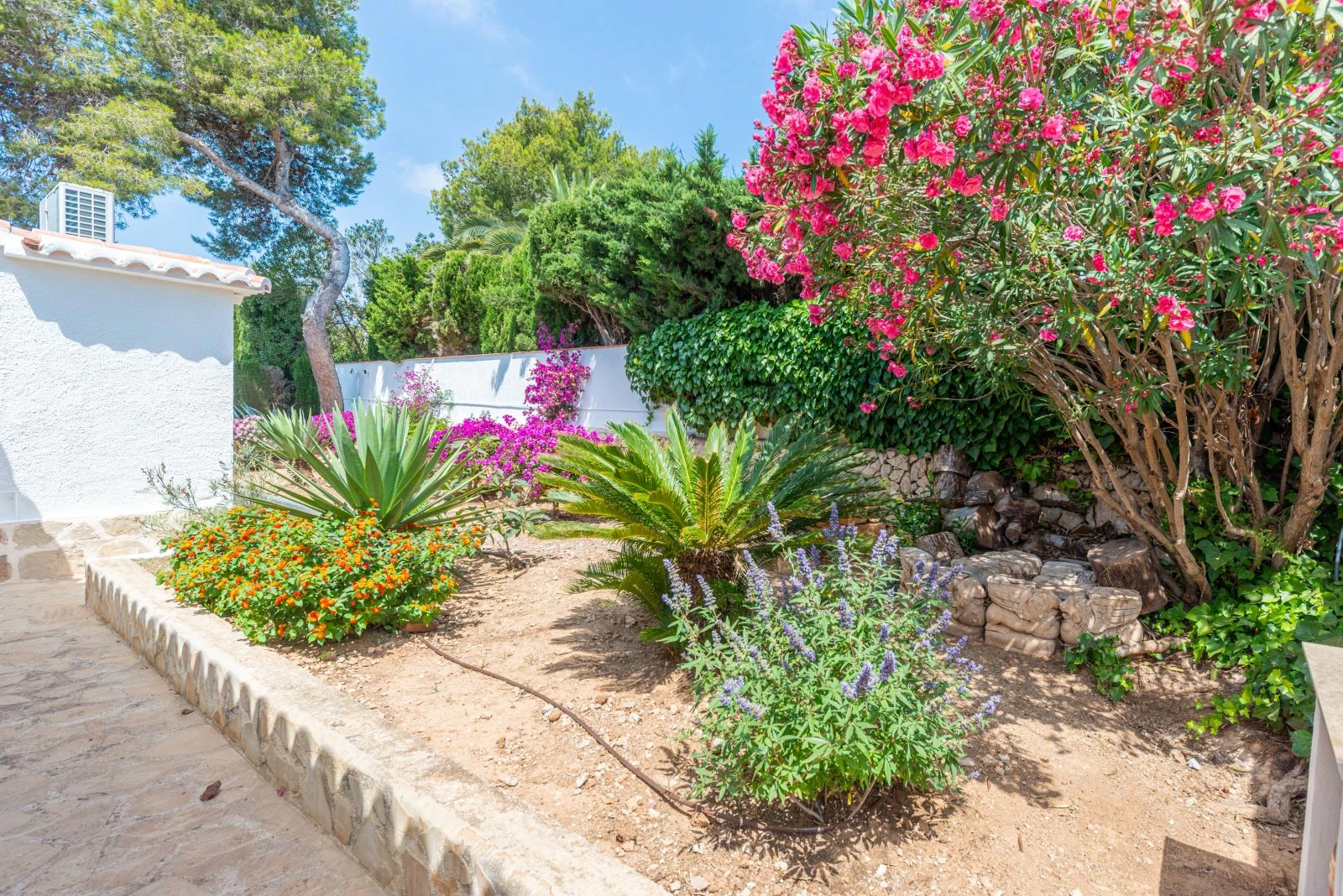 Traditional villa with sea views and a lot of privacy for sale in Jávea.