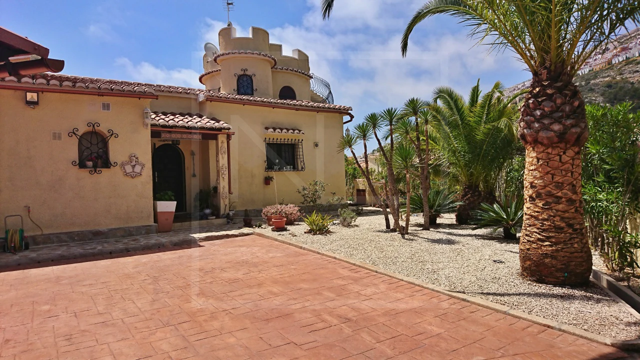 5 bedroom, 3 bathroom villa For Sale in Benitachell