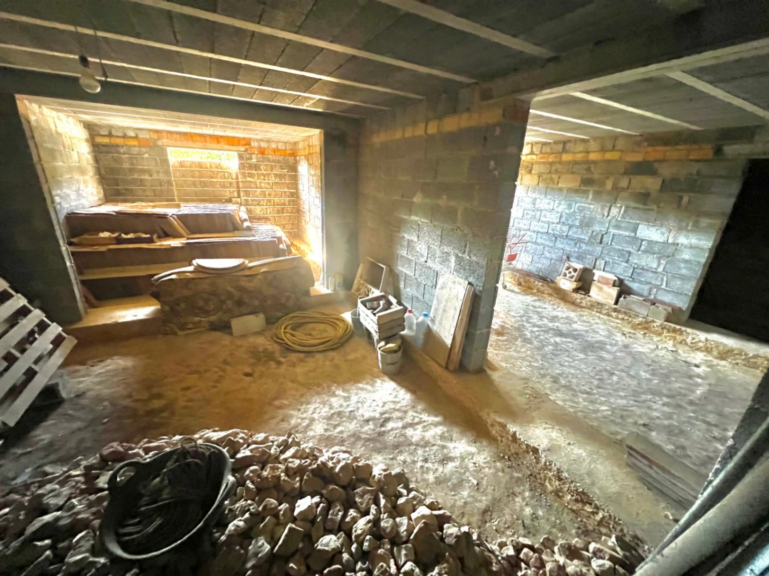 Property with a large plot, with a construction to be completed, in a sought-after area of Jávea.