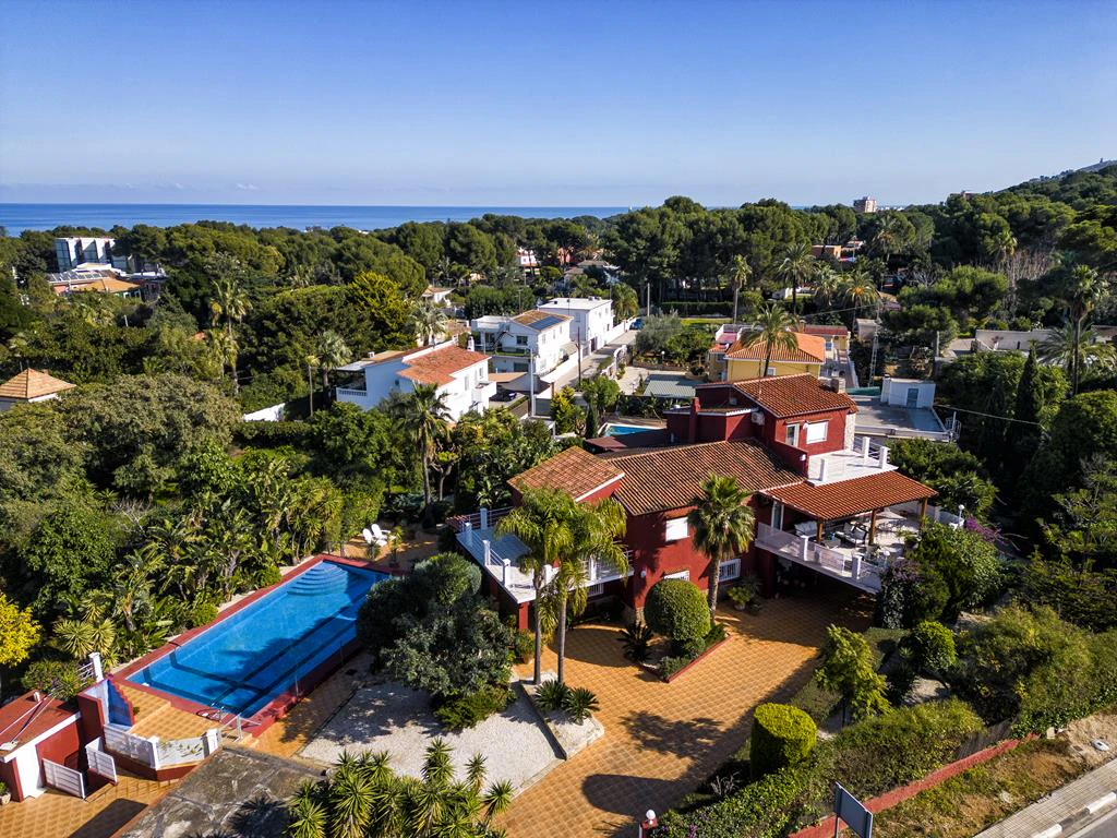 Villa with 2950 m² plot just 700 m from Marineta Cassiana, Dénia