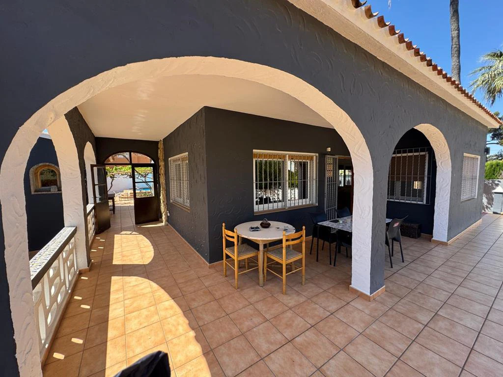 Independent chalet with large plot and private pool in Las Marinas - Dénia