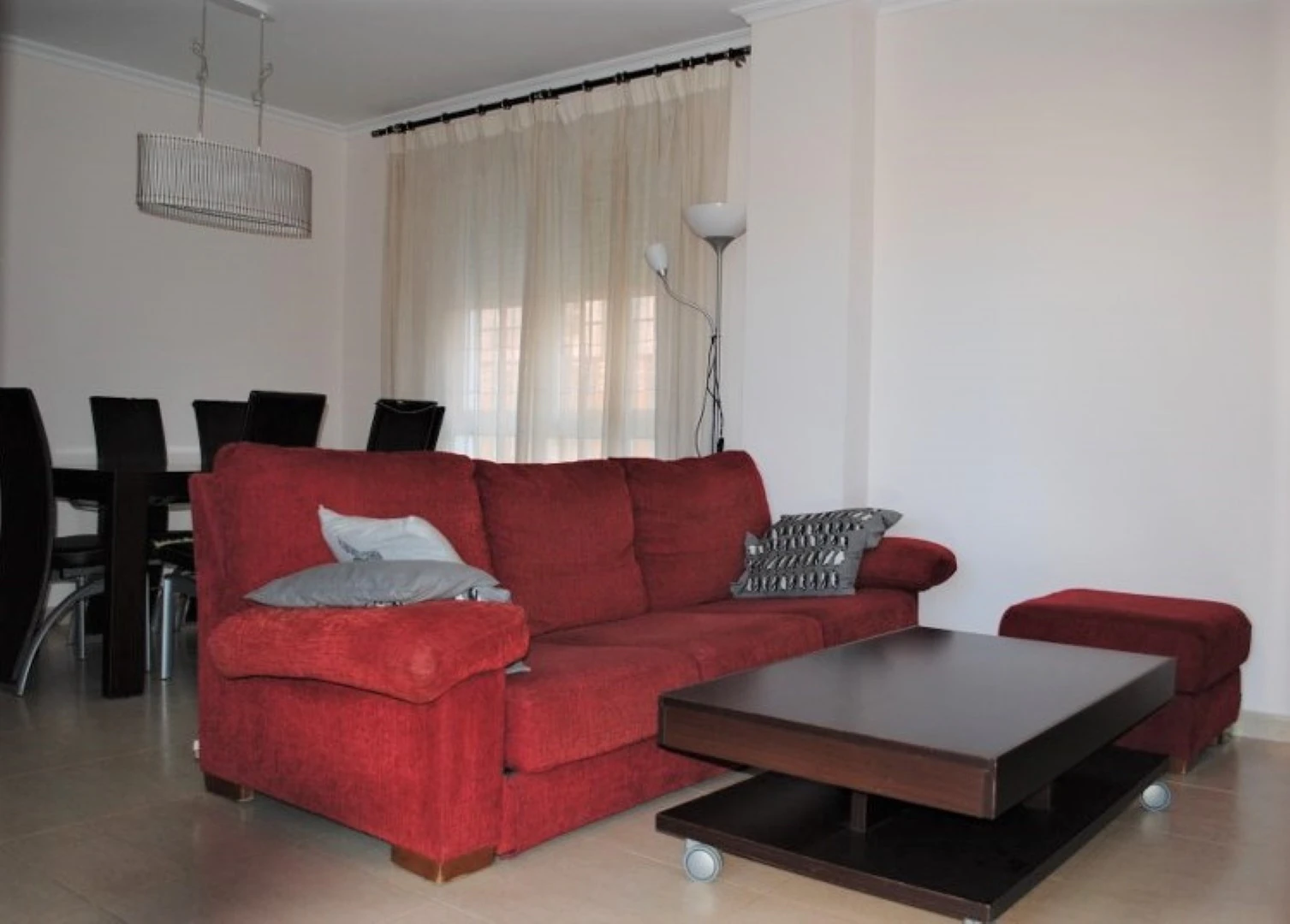 Apartment in Denia on the ground floor with 2 bedrooms and a private terrace for sale.