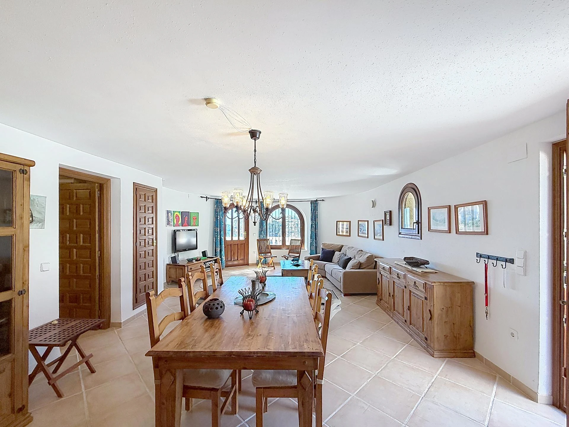 Cumbre del Sol villa with spectacular views of the sea and cliffs.