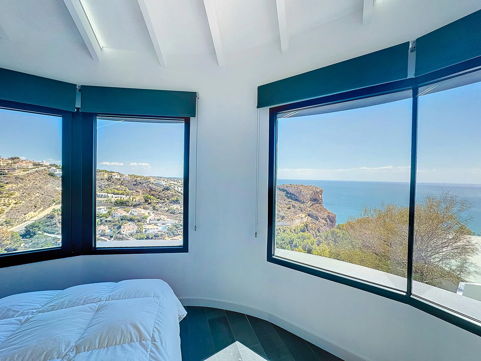 Cumbre del Sol Refurbished villa with sea views