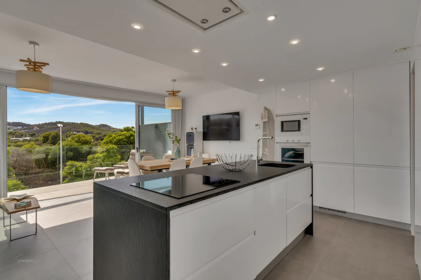 Modern 3-bedroom apartment with a large terrace.