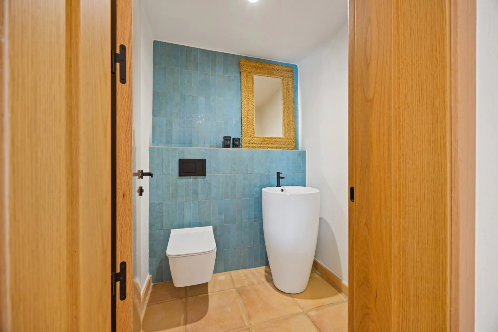 Renovated villa in the Montgo area with a separate guest house.