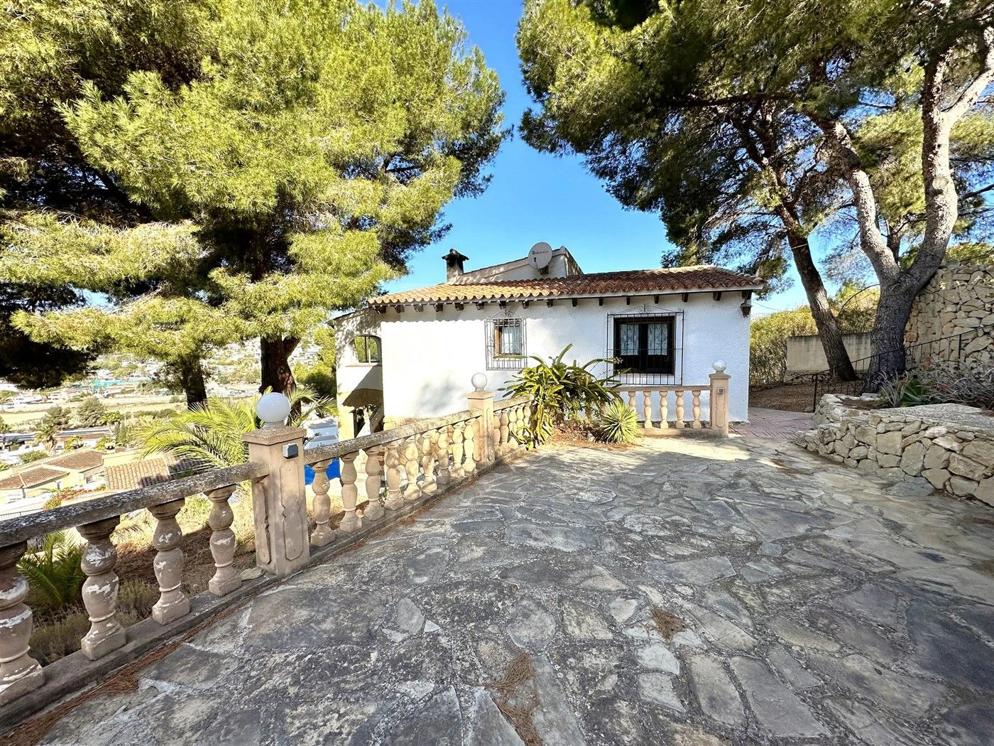 Villa te koop met zeezicht in Paichi, Moraira.