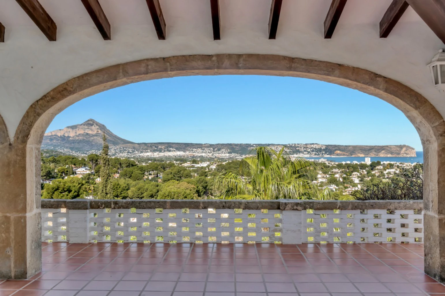 Stunning villa with amazing sea views in the El Tosalet urbanization.