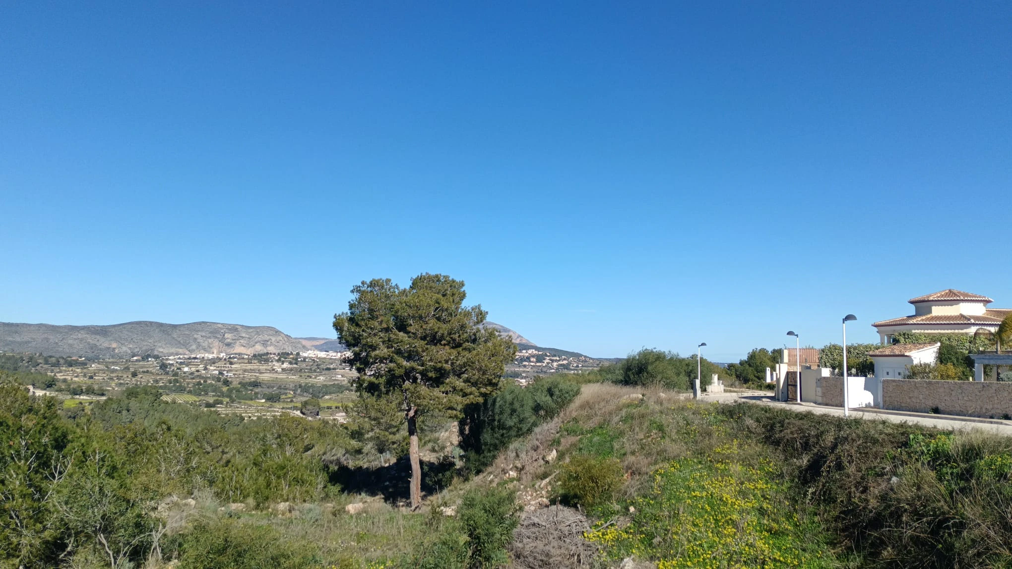 Espectacular Parcela Urbana con Vistas Panorámicas y Gran Terreno Adyacente