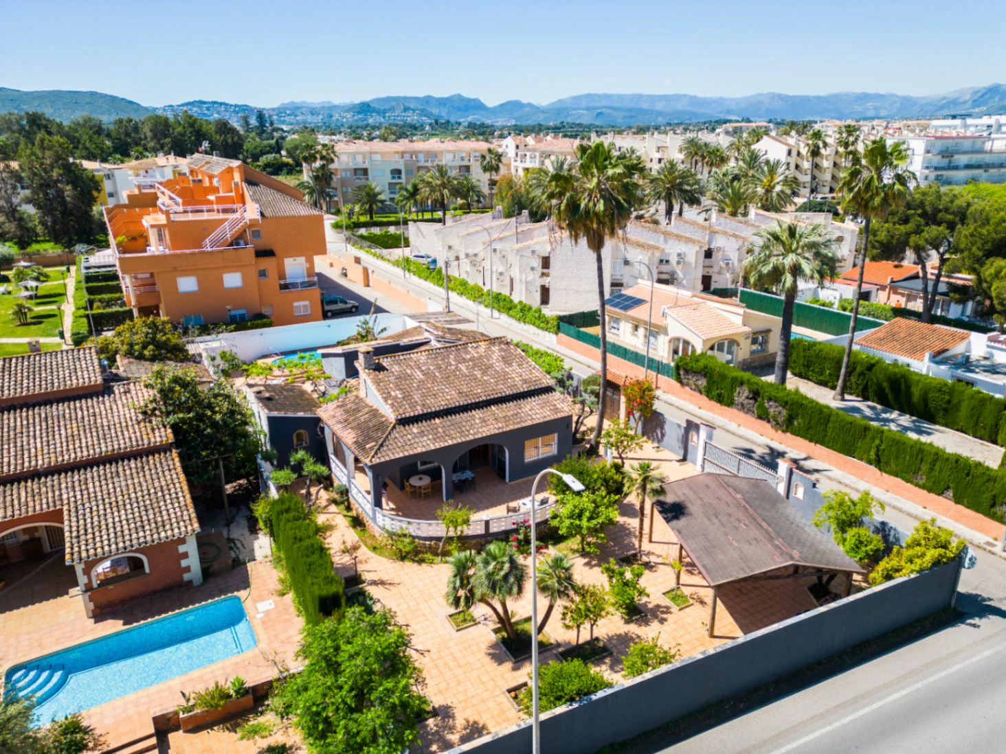 Independent chalet with large plot and private pool in Las Marinas - Dénia
