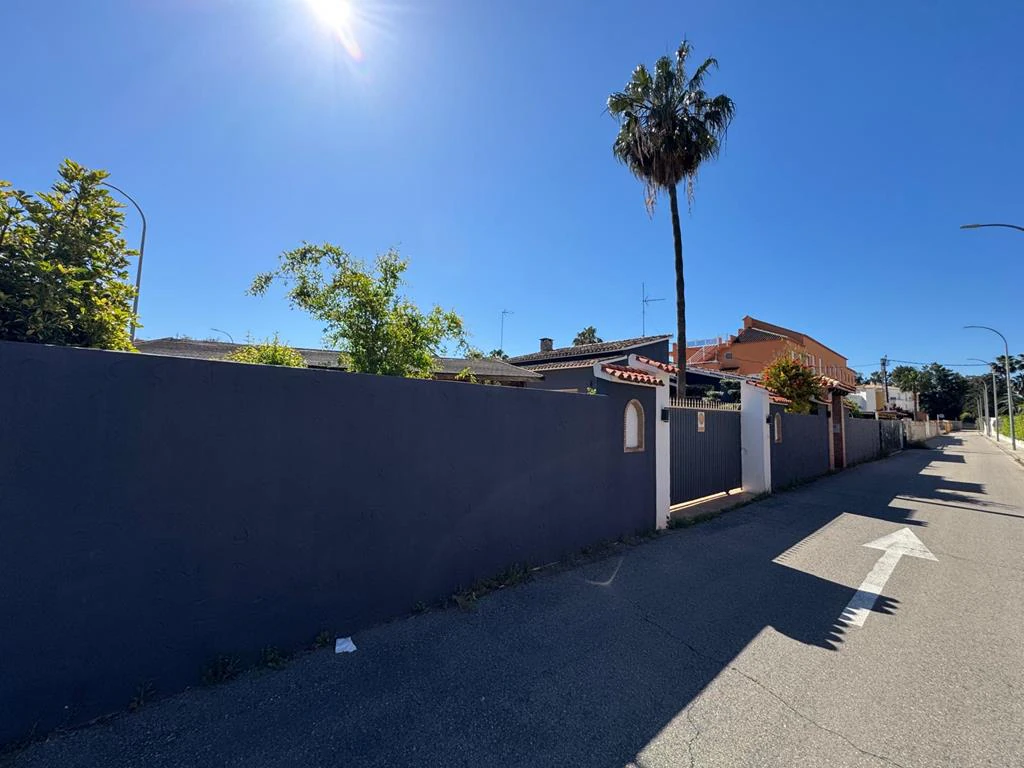 Independent chalet with large plot and private pool in Las Marinas - Dénia